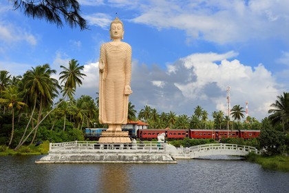 Sri Lanka, Province du Sud, region de Galle, Telwatta, Bouddha de Peraliya en memoire des nombreuses victimes du train bondé emporté par le Tsunami du 26 décembre 2004