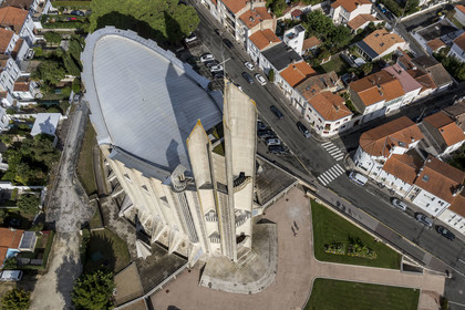 France, Charente-Maritime (17), Royan, église Notre-Dame de Royan construite de 1955 à 1958 par l'architecte Guillaume Gillet (Grand Prix de Rome) (vue aérienne)