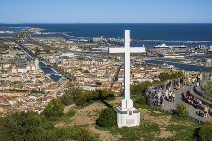 France, Hérault (34), Sète, vue panoramique de Sète avec ses installations portuaires depuis le Mont Saint-Clair et sa croix