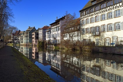 France, Bas-Rhin (67), Strasbourg, vieille ville classée au Patrimoine Mondial de l'UNESCO, quartier de la Petite France, quai de la Petite France le long d'un des bras de la rivière l'Ill