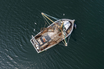 France, Finistère (29), Pays des Abers, Aber Wrac'h, Plouguerneau, dragueur en bois des années 60 specialement conçu pour l'ostréiculture (vue aérienne)