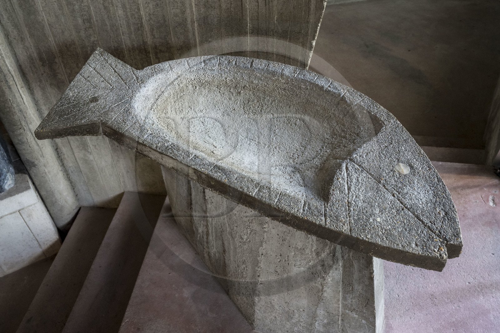 France, Charente-Maritime (17), Royan, église Notre-Dame de Royan construite de 1955 à 1958 par l'architecte Guillaume Gillet (Grand Prix de Rome), un bénitier en forme de poisson dessiné par Guillaume Gillet