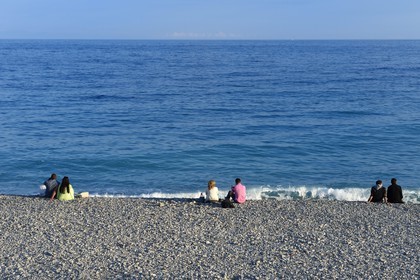 France, Alpes-Maritimes, Nice, Promenade des Anglais, couples on the beach