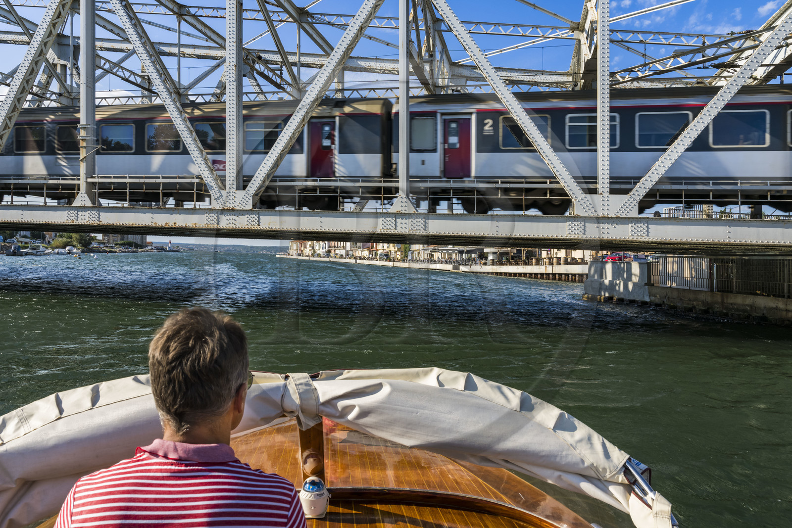 France, Hérault (34), Sète, quartier de la Pointe Courte, quartier de pecheurs sur les rives de l'étang de Thau, le pont à bascule ferroviaire Maréchal Foch sur la sortie du canal dans l'étang