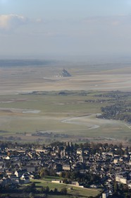 France, Manche (50), Baie du Mont-Saint-Michel, classée Patrimoine Mondial de l'UNESCO, le Mont-Saint-Michel à marée basse et la ville d'Avranches en premier plan (vue aérienne)