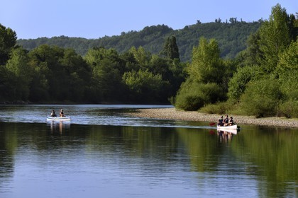 France, Dordogne (24), Périgord Noir, vallée de la Dordogne, canoës sur la rivière Dordogne en aval de La Roque-Gageac