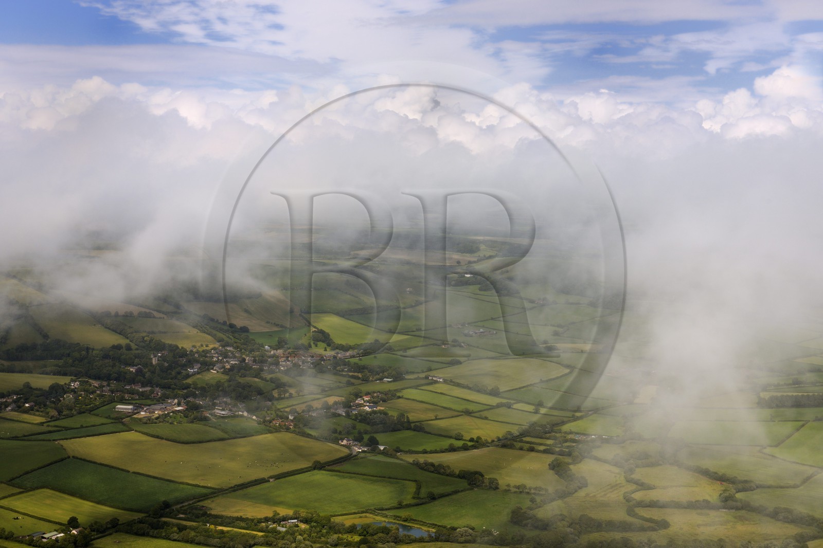 Royaume-Uni, Angleterre, Dorset, le village de Litton Cheney entouré de champs sous les nuages (vue aérienne)