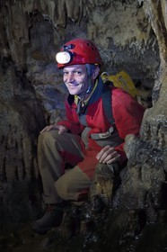 France, Dordogne (24), Périgord Noir, vallée de la Dordogne, Groléjac, le spéléologue Laurent Lignac de Couleur Périgord dans la grotte du Pechialet