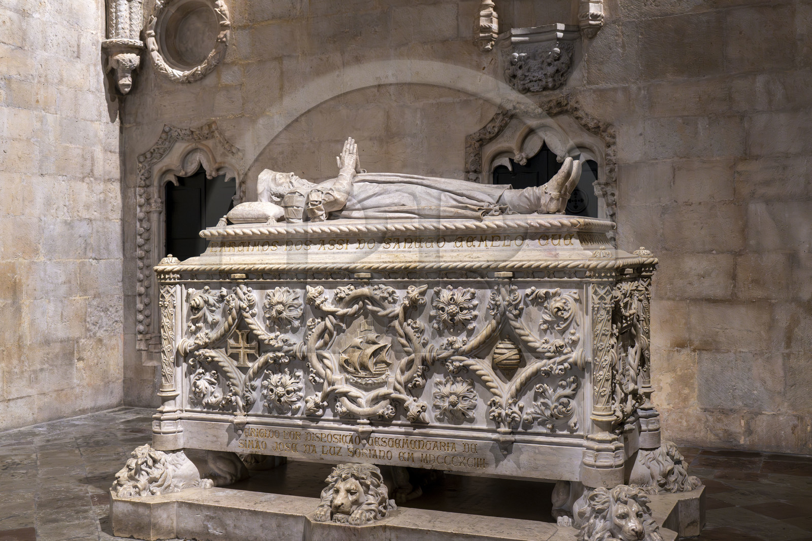 Portugal, Lisbonne, Bélem, Monastere des Hiéronymites (Mosteiro dos Jerónimos), classé Patrimoine Mondial de l'UNESCO, église Santa Maria, tombeau de Vasco de Gama sculpté de cordages, de sphères armillaires et autres emblèmes marins, il est de style manuélin