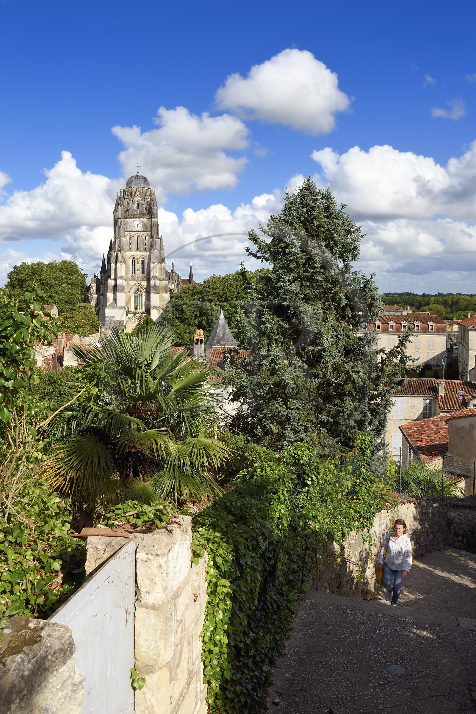 France, Charente-Maritime (17),  Saintonge, Saintes, la ruelle de l'Hospice dans la vieille ville et la cathédrale Saint-Pierre