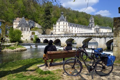 France, Dordogne (24), Brantôme, pique nique de cyclistes sur la véloroute la Flow Vélo dans le jardin au moines de l'abbaye bénédictine Saint-Pierre de Brantôme en bordure de la Dronne