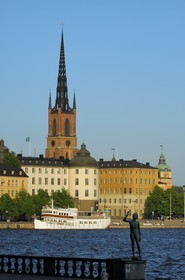 Sweden, Stockholm, Gamla Stan island (old town), island of Riddarholmen and Riddarholmen church seen from the City Hall