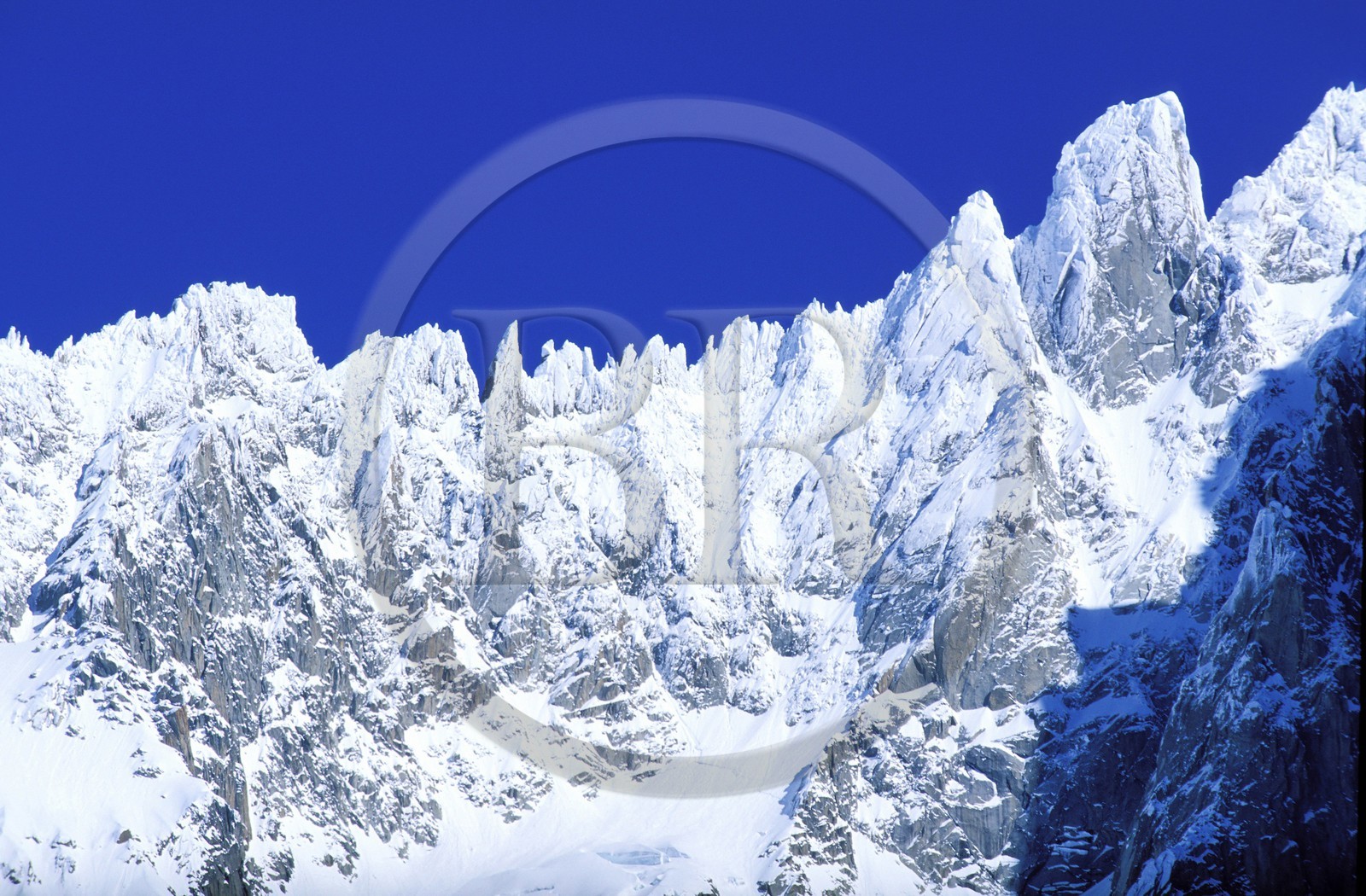 France, Haute-Savoie (74), vallée de Chamonix, massif du Mont Blanc, l' Aiguille du dru au sommet de l' Aiguille verte et la Mer de glace dans la Vallée Blanche