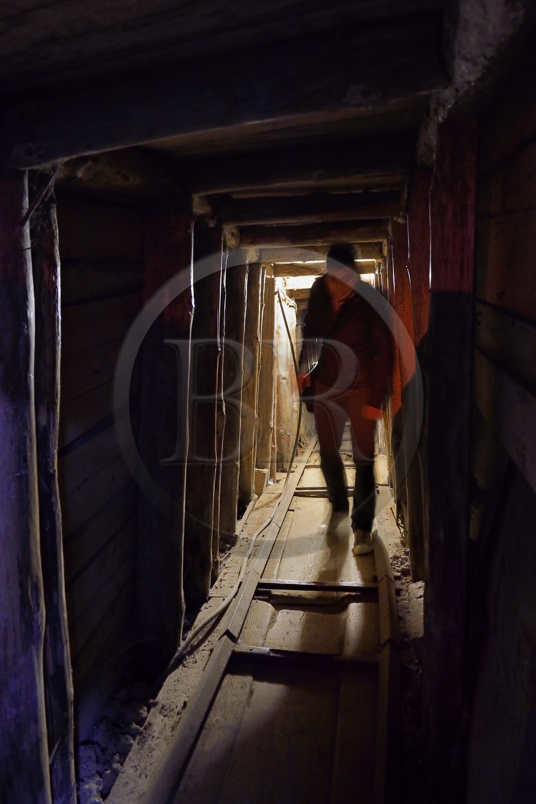 Bosnie-Herzégovine, Sarajevo, le Tunnel de Sarajevo fut creusé en 1993 sous l'aéroport pendant le siège de la ville de 1992 à 1996 , 2 à 3 millions de personnes y transitèrent