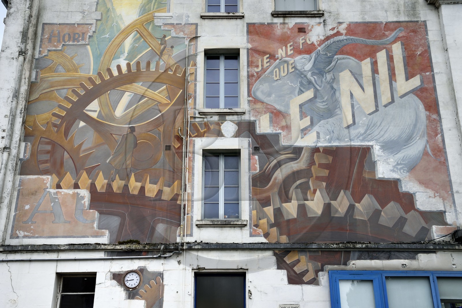 France, Charente (16), Angoulême, Place du Champ de Mars, Avec le Temps..., mur peint d'après un dessin original de François Schuiten et réalisé par la Cité de la création en 1998