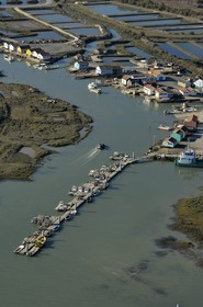 France, Charente-Maritime (17), Ile d'Oléron, port ostréicole du Chenal d'Ors (vue aérienne)