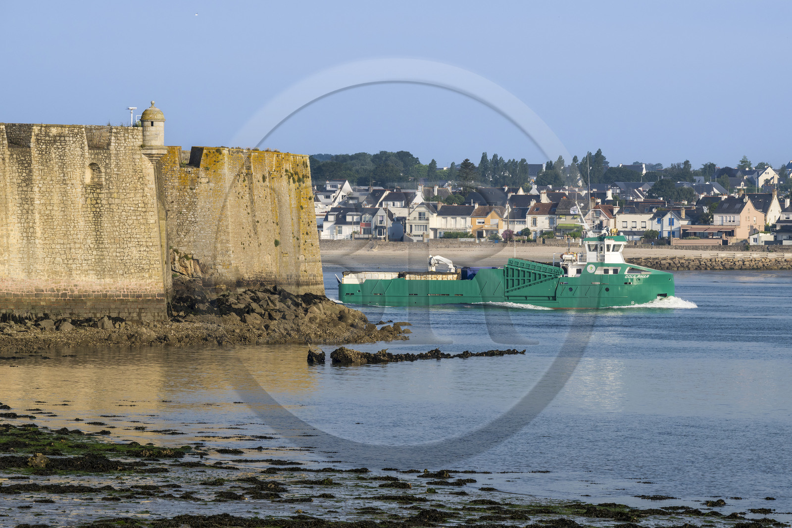 France, Morbihan (56), Port-Louis, la citadelle de Port-Louis remaniée par Vauban à l'entrée de la rade de Lorient, le Goulphar est un caboteur de Transport maritime côtier destiné à ravitailler les îles