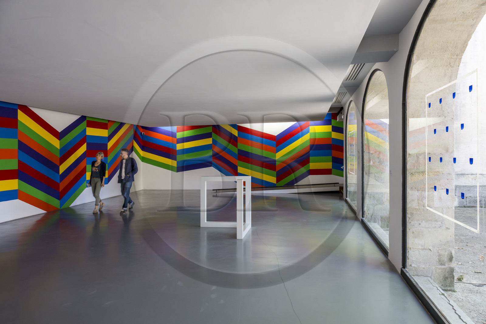 France, Vaucluse (84), Avignon, Collection Lambert, Musée d'Art Contemporain, Stéphane Ibars, directeur artistique de la Collection devant l'oeuvre Incomplete Open Cube 5 11 (1973) laque sur aluminium de l'artiste Sol LeWitt