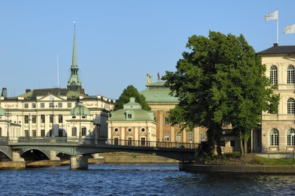 Suède, Stockholm, île de Gamla Stan (vieille ville), Bondeska palatset à gauche et Maison de la noblesse (Riddarhuset)