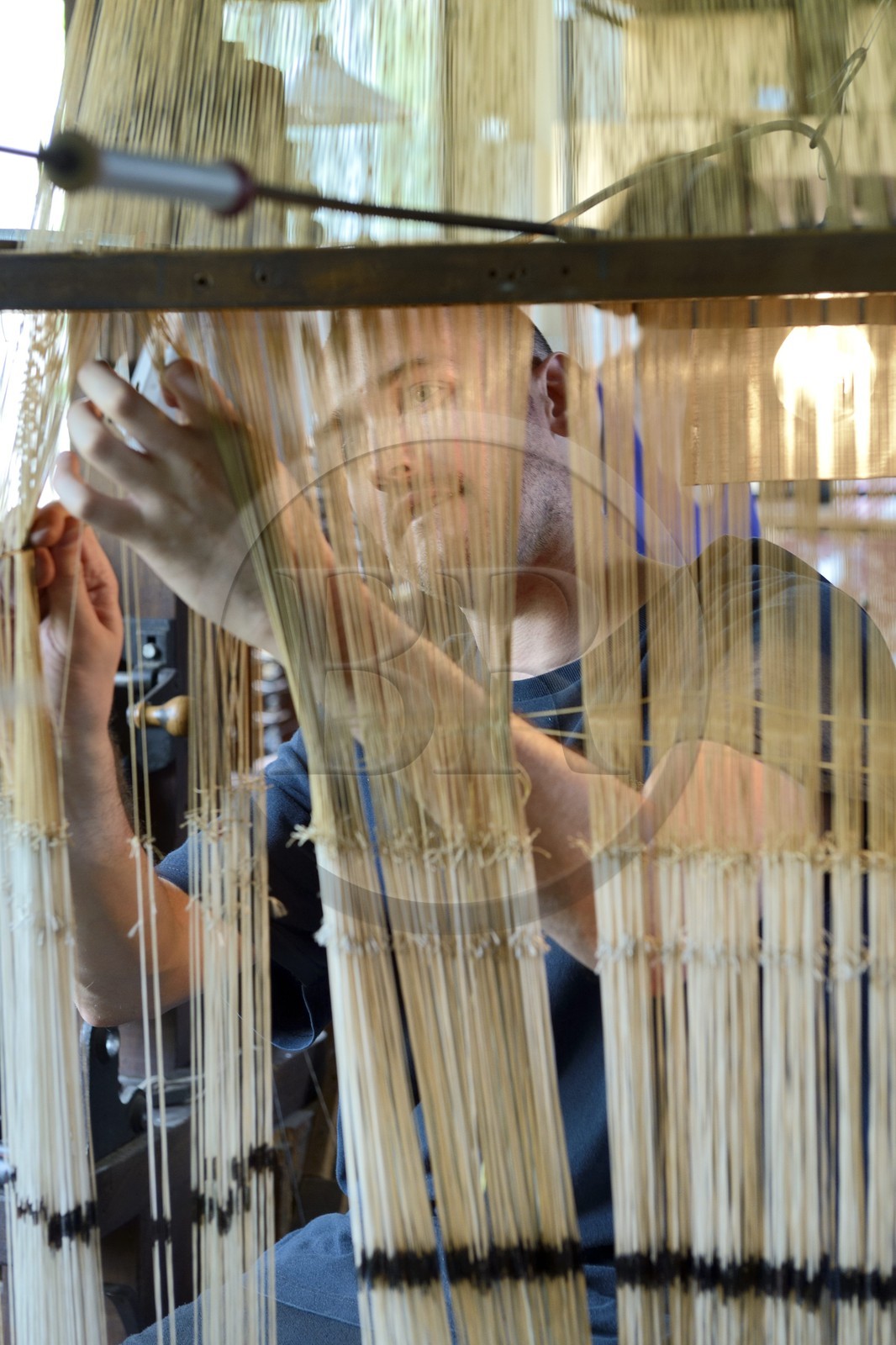 France, Rhône (69), Lyon, quartier de la Croix-Rousse, Manufacture de soieries Prelle, métier à tisser la soie mis au point par Joseph Marie Jacquard dit métier Jacquard, le canut Sébastien préparant son métier