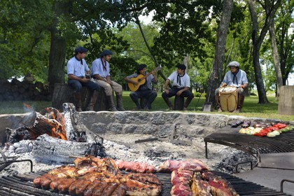 Argentine, province de Buenos Aires, San Antonio de Areco, estancia La Bamba de Areco, gauchos au campement, c'est le temps de la musique et des chants Estilos et Milongas, grillades au barbecue