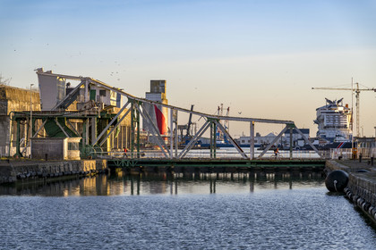 France, Loire-Atlantique (44), Saint-Nazaire, le pont levant qui donne l’accès au bassin à flot du port de Saint-Nazaire