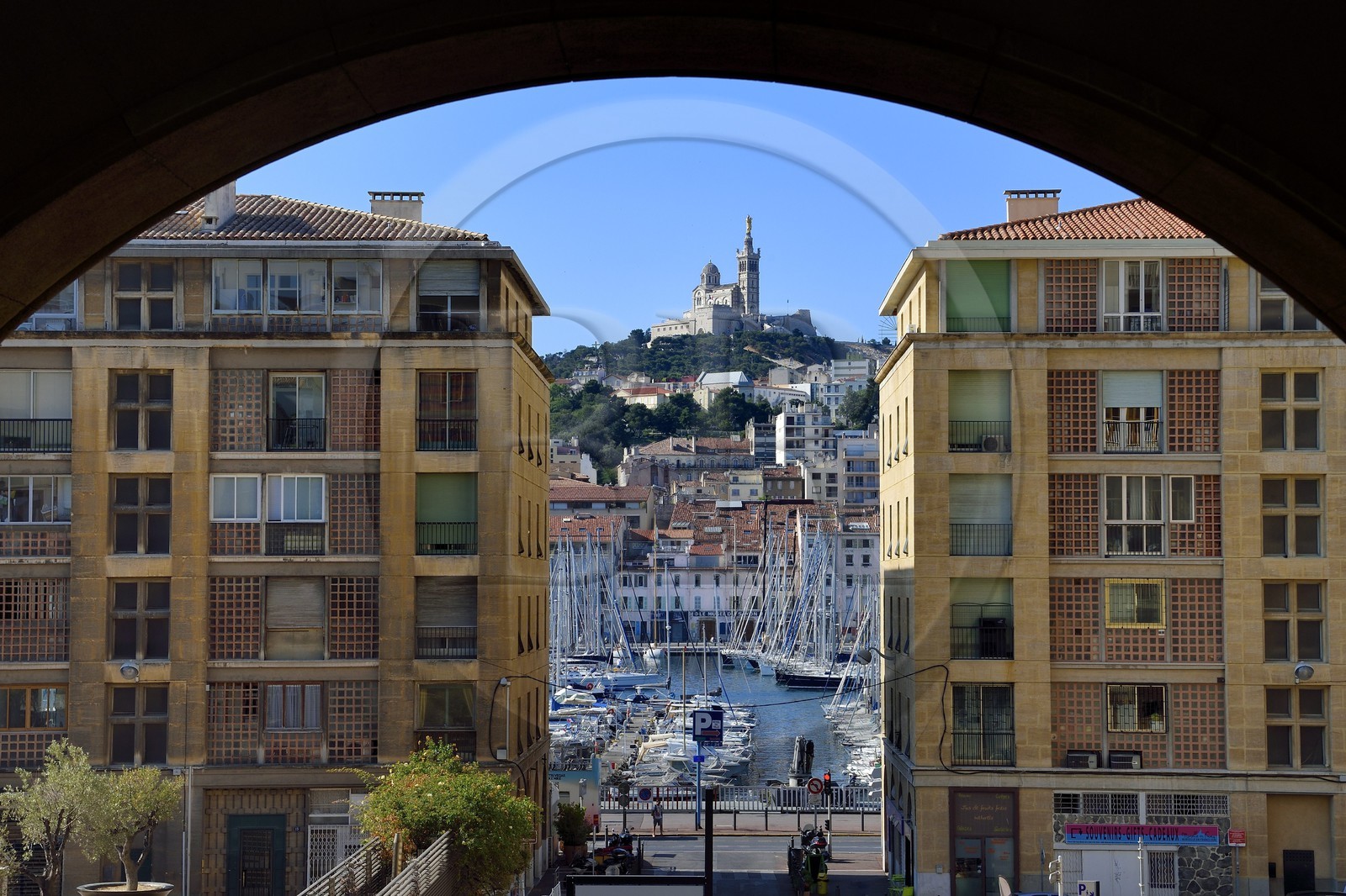 France, Bouches-du-Rhône (13), Marseille, Le Vieux Port et Notre-Dame de la Garde vu au travers des immeubles de Fernand Pouillon au bas du quartier du Panier