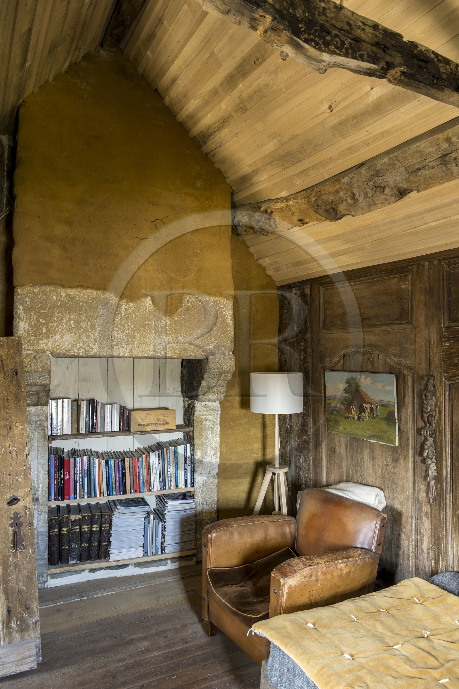 France, Finistère (29), Roscoff, maison d'armateur dite de la Porte Noire construite à la fin XVIème siècle par les frères James et appartenant aujourd'hui à Christian Kulig, ancienne pièce des archives, extérieure à la maison pour la protéger du feu