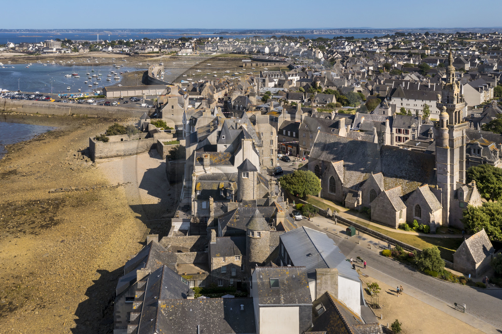 France, Finistère (29), Roscoff, anciennes maisons d'armateurs situées entre la rue Amiral Reveillere et la grève, à droite l’église Notre-Dame de Croaz Batz et le port en arrière plan (vue aérienne)