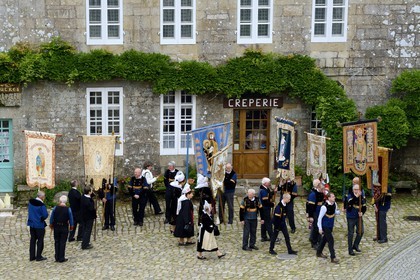 France, Finistere, Locronan, labelled Les plus Beaux Villages de France (The Most Beautiful Villages of France), procession of the small Tromenie, welcoming ceremony of religious emblems of neighboring parishes on the church square and the ceremony called kiss of the banners