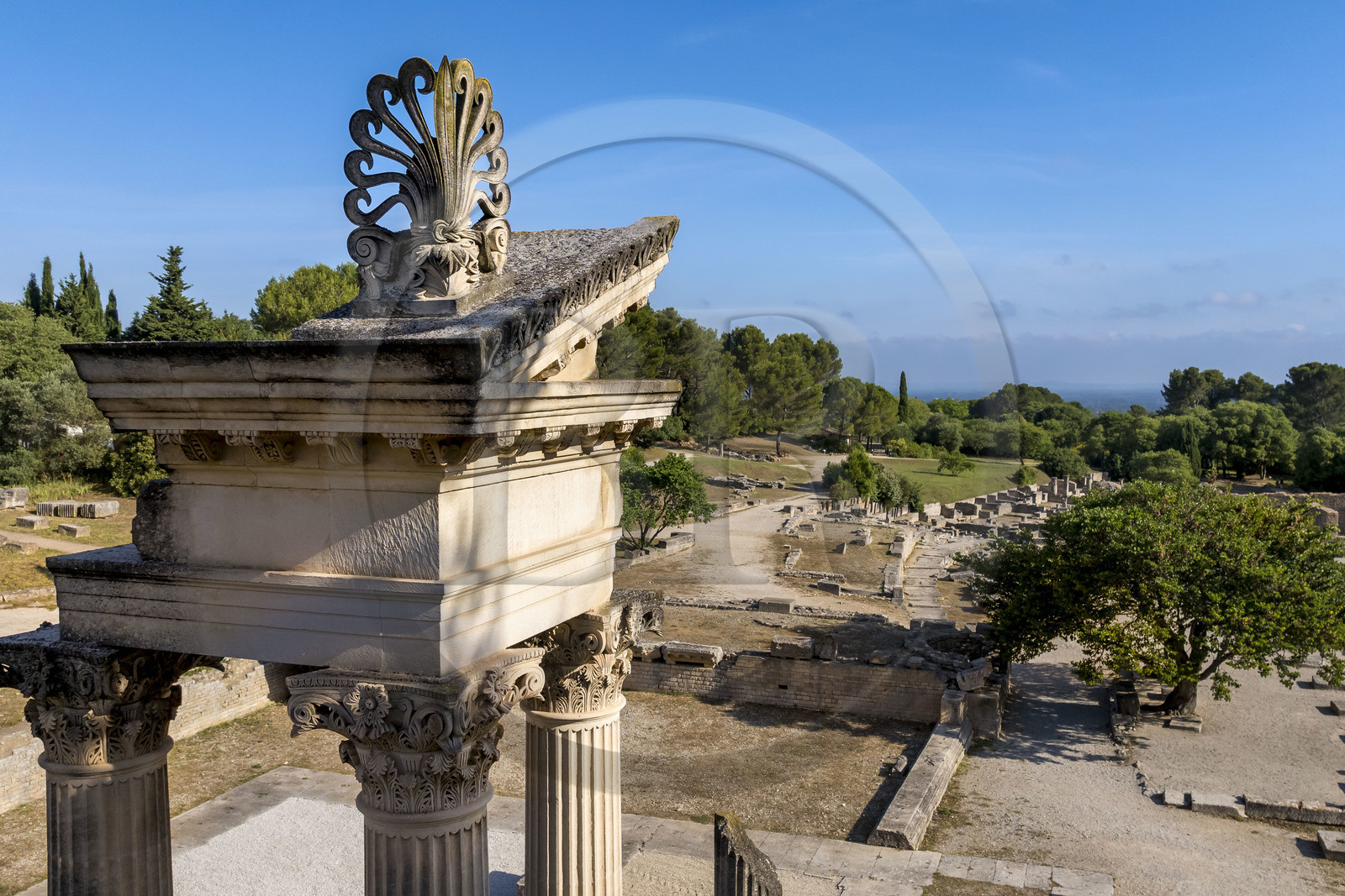France, Bouches-du-Rhône (13), Parc Naturel Régional des Alpilles, Saint-Rémy-de-Provence, site archéologique de Glanum, colonnes et entablement reconstitués du petit temple géminé du premier forum au premier plan (vue aérienne)
