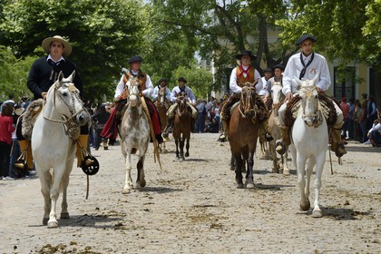 Argentine, province de Buenos Aires, San Antonio de Areco, fête du Jour de la Tradition (Dia de la Tradicion), gauchos à cheval défilant en habit traditionnel