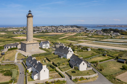 France, Finistère (29), Iles du Ponant, Ile de Batz, le phare mis en service en 1836 surplombe les champs de l'Ile (vue aérienne)