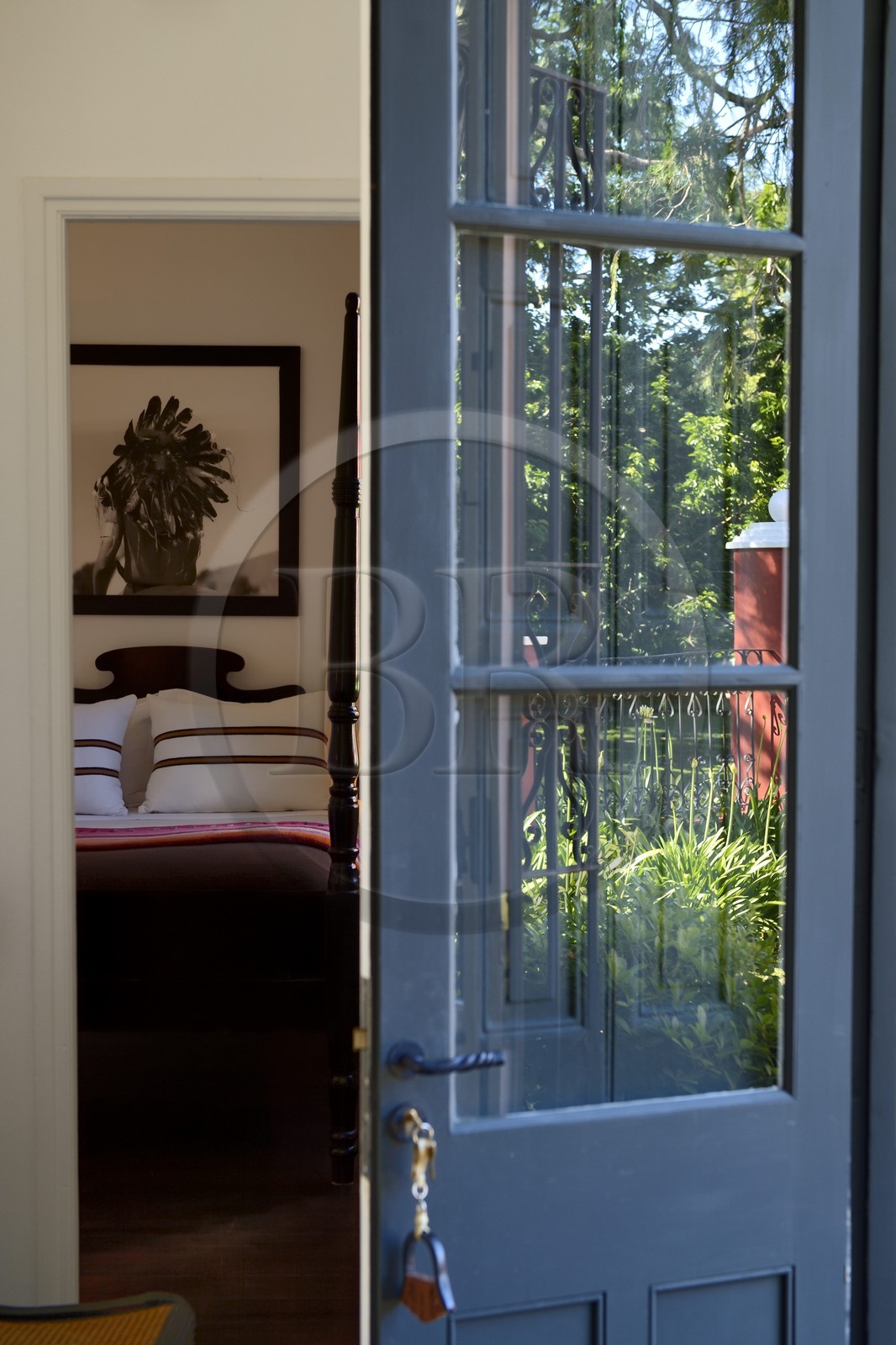 Argentine, province de Buenos Aires, San Antonio de Areco, estancia La Bamba de Areco, une des chambres de l'hôtel et reflet du jardin