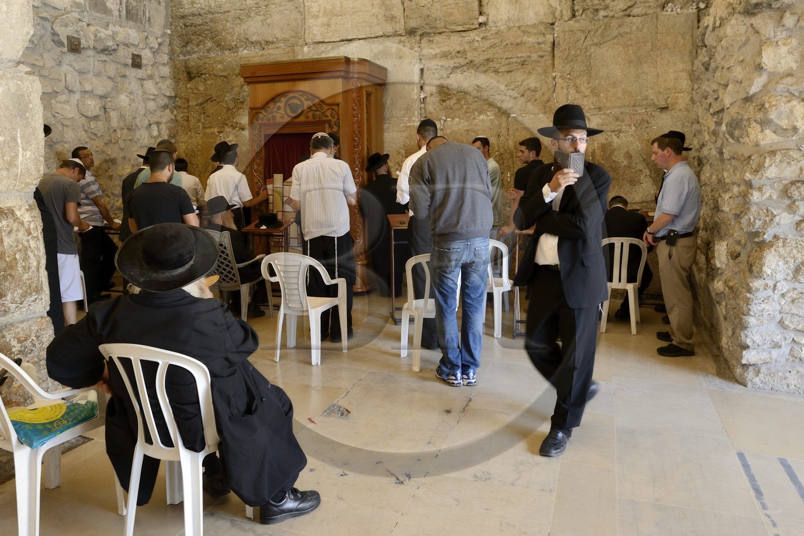 Israel, Jérusalem, ville sainte, vieille-ville classée Patrimoine Mondial de l'UNESCO, partie couverte du Mur des Lamentations ou mur occidental faisant partie des murs de soutènement de l'esplanade du Temple construite par Hérode Ier le Grand, Juifs orthodoxes en prière