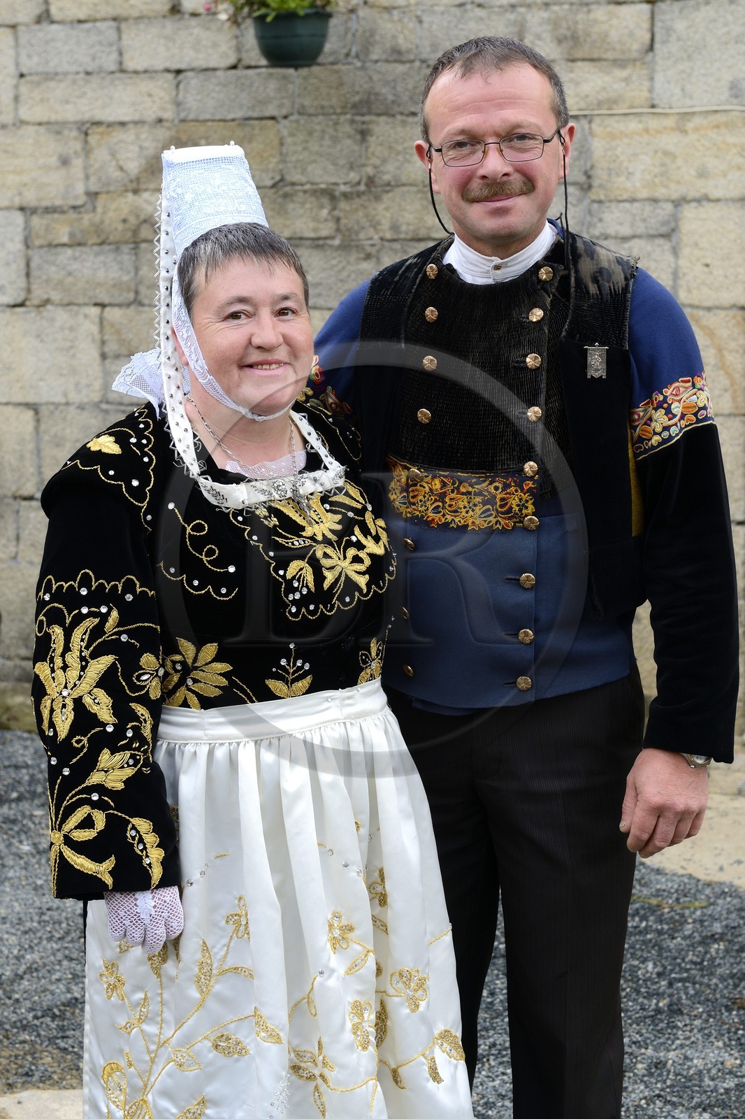 France, Finistère (29), Locronan, labellisé Les Plus Beaux Villages de France, la famille Louboutin en costumes traditionnels devant la ferme le matin de la procession de la petite Tromenie