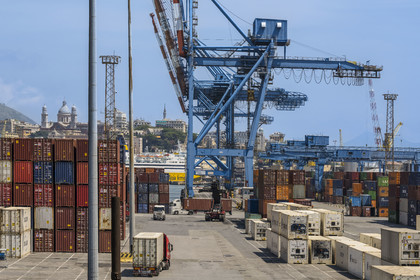 Italie, Ligurie, Gênes, le terminal conteneur du port de commerce, portiques de manutention