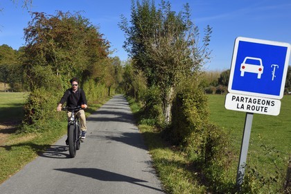 France, Seine-Maritime, Norman Seine River Meanders Regional Nature Park, Bardouville, cyclist on the Veloroute of Val de Seine