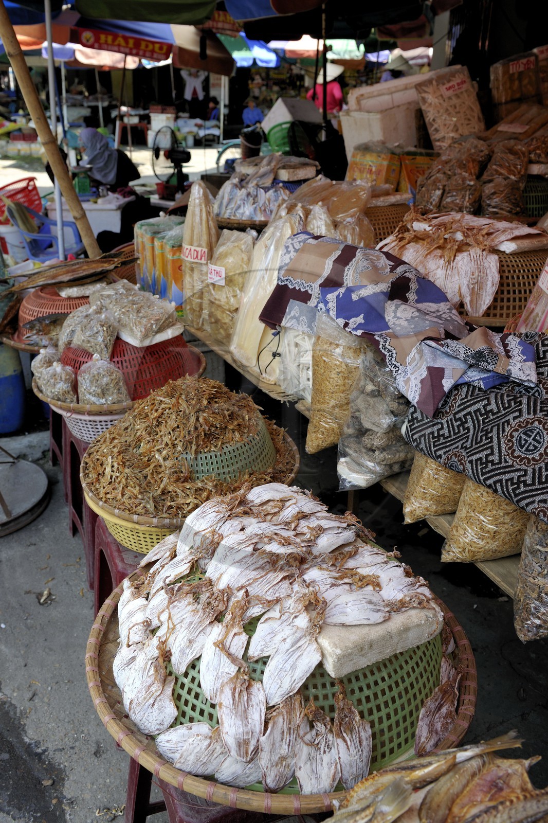 Vietnam, Haiphong, market, dried calamary
