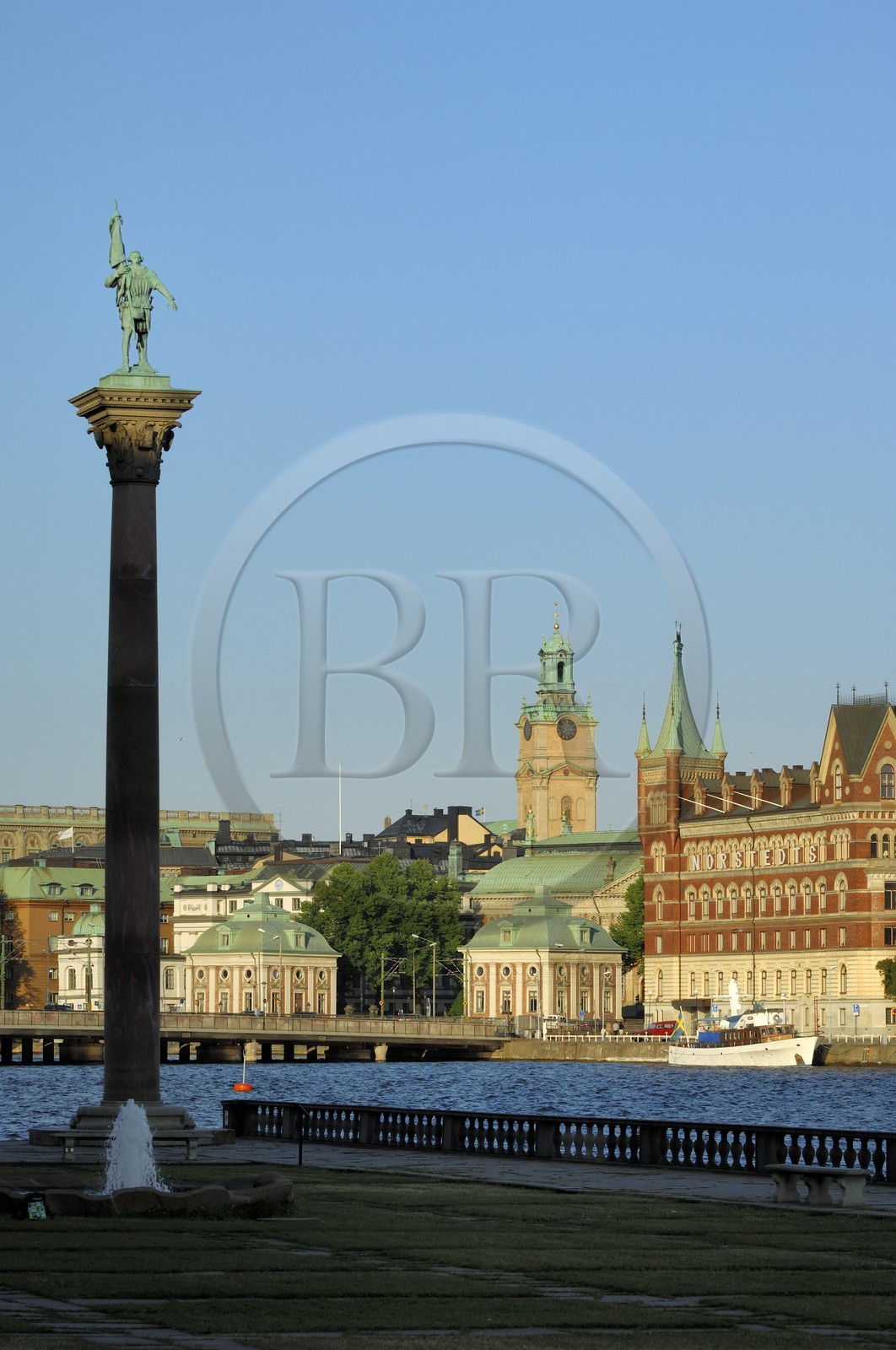 Suède, Stockholm, île de Gamla Stan (vieille ville), Hôtel-de-Ville (Stadshuset), le monument Engelbrekt à la gloire du héros national et la cathédrale