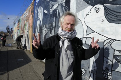 Royaume-Uni, Irlande du Nord, Belfast Ouest, le quartier catholique de Falls, International ou Solidarity Wall, peintures murales sur Falls Road, Danny Monaghan auteur des fresques