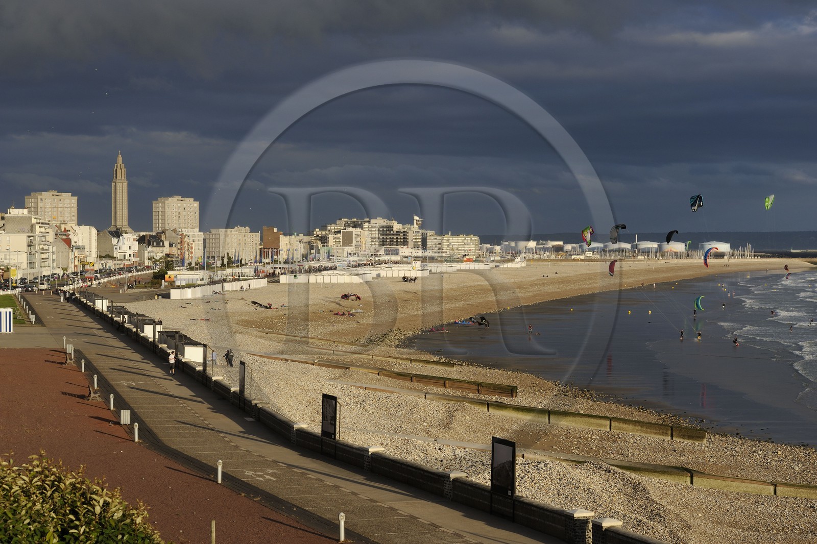 France, Seine-Maritime (76), Le Havre, classé Patrimoine Mondial de l'UNESCO, le coeur de la ville autour de la Tour Lanterne de l'église Saint-Joseph depuis Sainte-Adresse