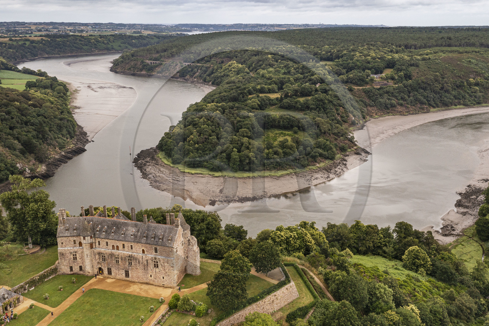 France, Côtes d'Armor (22), Ploezal, chateau de La Roche-Jagu au bord de la Trieux (vue aérienne)