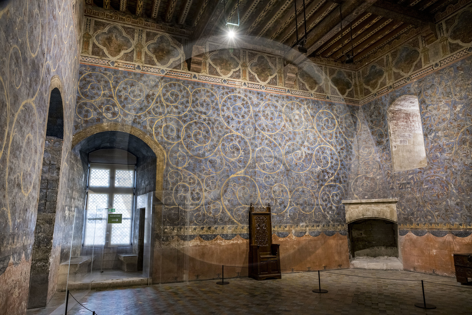 France, Vaucluse (84), Avignon, Palais des Papes classé Patrimoine mondial de l'UNESCO, la tour des Anges ou tour du pape, chambre du Pape, un espace végétal à deux dimensions fait de rinceaux de vigne et de chêne, parsemés d’oiseaux et d’écureuils, orne les murs sur un fond bleu ciel