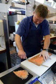 Suède, Västra Götaland, Göteborg (Gothenburg), l'Eglise du poisson (marché de poisson couvert) Feskekörka, coupe de saumon