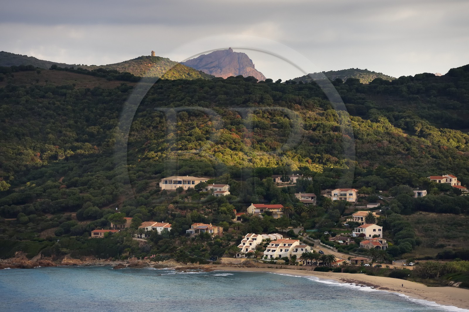France, Corse-du-Sud (2A), Cargèse, plage du Pero et le Capo Rosso et la Tour Génoise de Turghiu en arrière plan