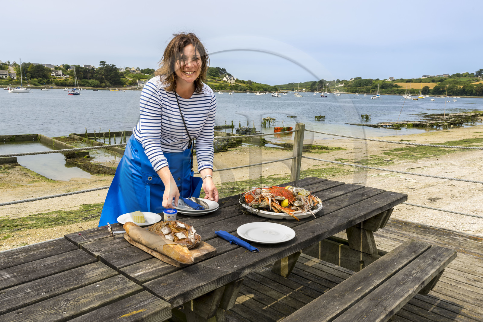 France, Finistère (29), Pays des Abers,  Lannilis, viviers et parc à huitres Prat-Ar-Coum, entreprise ostréicole de la famille d’Yvon Madec sur l'Aber Benoit, Caroline Madec propose un plateau de fruits de mer