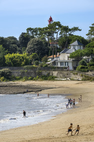 France, Charente-Maritime (17), région de Royan, Saint-Palais-sur-Mer, plage du Platin et le Phare de Terre-Nègre en arrière plan