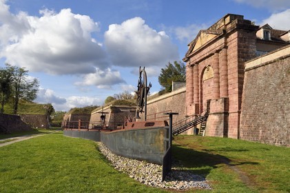 France, Haut-Rhin (68), Neuf-Brisach, ville fortifiée par Vauban, classée Patrimoine Mondial de l'UNESCO, fossé et fortifications au niveau de la Porte de Belfort au sud-ouest, la péniche amarrée de l'artiste Helmut Lutz
