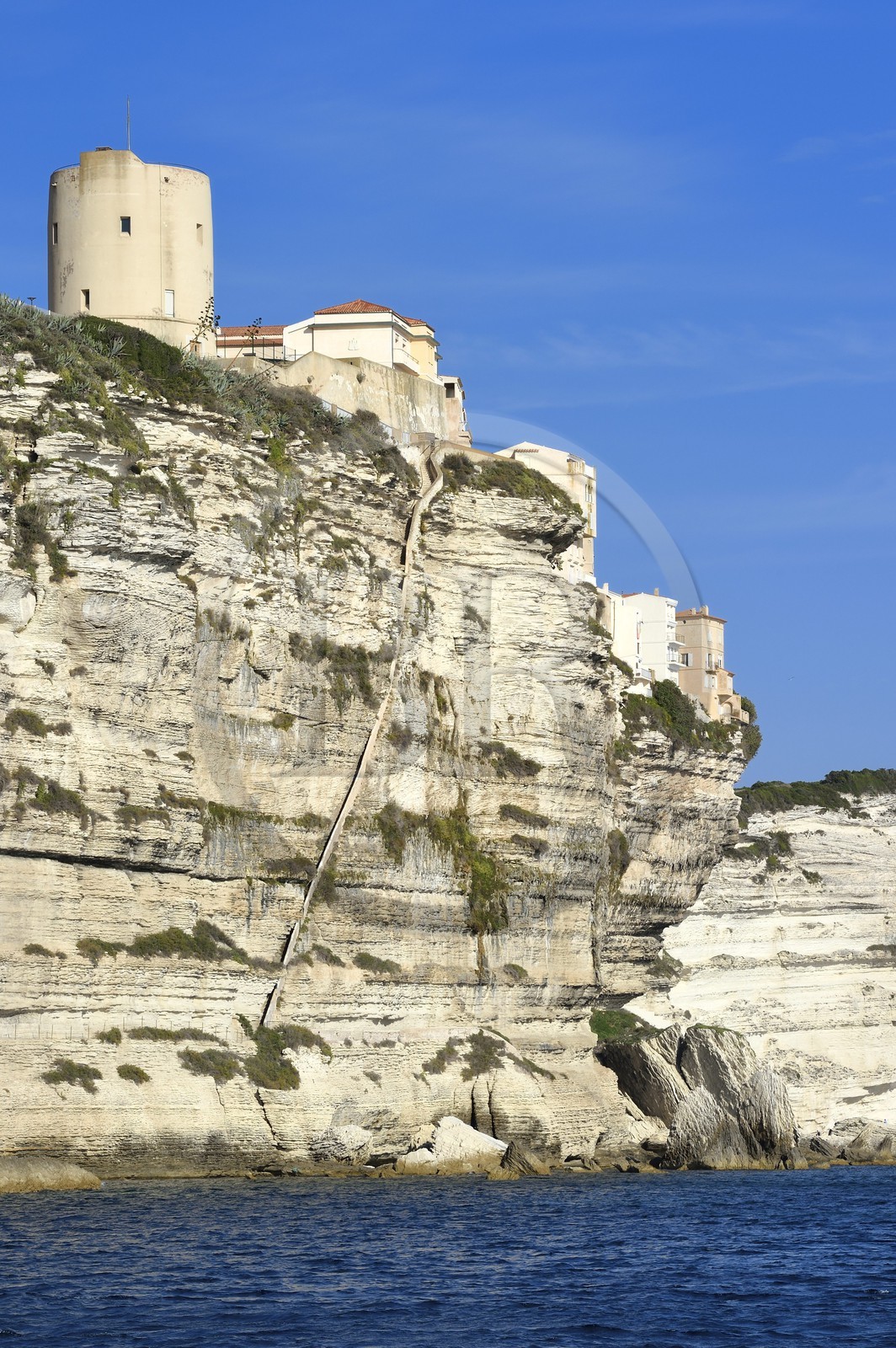 France, Corse-du-Sud (2A), Bonifacio, l'escalier du Roi-d'Aragon sculpté dans les falaises calcaires et le donjon